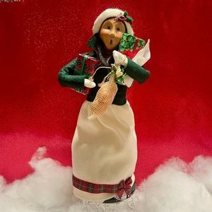 Byers' Choice Caroler – Woman Carrying Presents and Bag of Oranges – 2000